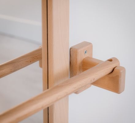 Μοντεσσόρι Μεγάλος καθρέφτης και μακρύ τραβήξτε επάνω ξύλινη μπάρα εξοικονομήσει χώρο για την ευκαιρία του κινεζικού έτους