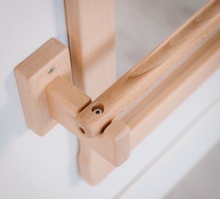 Μοντεσσόρι Μεγάλος καθρέφτης και μακρύ τραβήξτε επάνω ξύλινη μπάρα εξοικονομήσει χώρο για την ευκαιρία του κινεζικού έτους