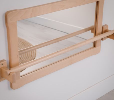 Μοντεσσόρι Μεγάλος καθρέφτης και μακρύ τραβήξτε επάνω ξύλινη μπάρα εξοικονομήσει χώρο για την ευκαιρία του κινεζικού έτους