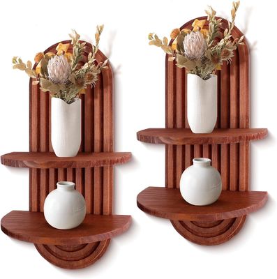 Πλατεία με τόξο για την αποθήκευση στο τοίχωμα και πλωτά ράφια σε ξύλινο τοίχωμα