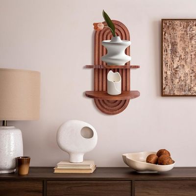 Πλατεία με τόξο για την αποθήκευση στο τοίχωμα και πλωτά ράφια σε ξύλινο τοίχωμα