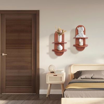 Πλατεία με τόξο για την αποθήκευση στο τοίχωμα και πλωτά ράφια σε ξύλινο τοίχωμα