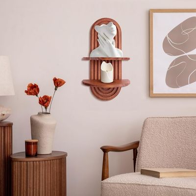 Πλατεία με τόξο για την αποθήκευση στο τοίχωμα και πλωτά ράφια σε ξύλινο τοίχωμα