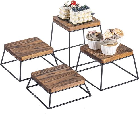 Μεγάλη ποσότητα καμένο ξύλο μαύρο μεταλλικό σύρμα τετραγωνική οθόνη τροφίμων ξύλινα περίπτερα πίτσα