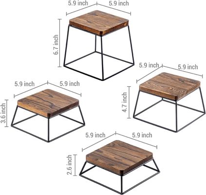 Μεγάλη ποσότητα καμένο ξύλο μαύρο μεταλλικό σύρμα τετραγωνική οθόνη τροφίμων ξύλινα περίπτερα πίτσα