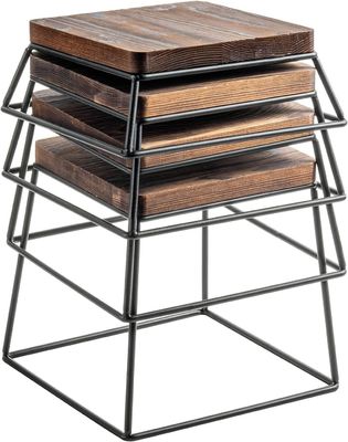 Μεγάλη ποσότητα καμένο ξύλο μαύρο μεταλλικό σύρμα τετραγωνική οθόνη τροφίμων ξύλινα περίπτερα πίτσα