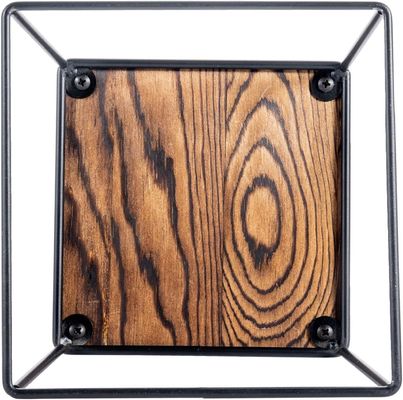 Μεγάλη ποσότητα καμένο ξύλο μαύρο μεταλλικό σύρμα τετραγωνική οθόνη τροφίμων ξύλινα περίπτερα πίτσα