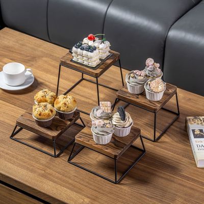 Μεγάλη ποσότητα καμένο ξύλο μαύρο μεταλλικό σύρμα τετραγωνική οθόνη τροφίμων ξύλινα περίπτερα πίτσα