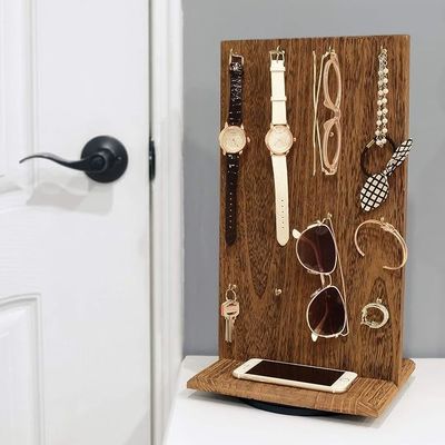 Δυνατότητα εξοικονόμησης χώρου 9 W X 7.5 D X 16.5 H Δείκτης εκθέσεων χρυσωργημάτων από ξύλο με 32 γάντζους