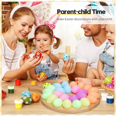 Γεννημένο από ξύλο δισκοπότηρο για αυγά και πλακέτα για χριστουγεννιάτικο σχεδιασμό