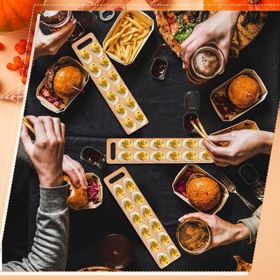 Το δισκοειδές δίσκο για την Ημέρα των Ευχαριστιών εξοικονομεί χώρο με αυτό το ξύλινο πιάτο με 12 τρύπες.