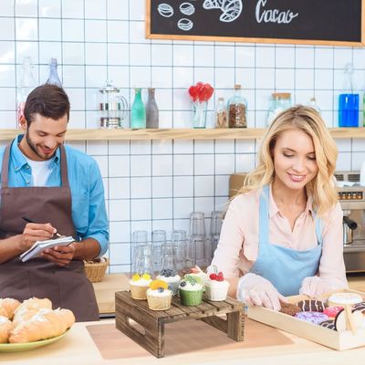 Ρουστικό καφέ καμένο κέικ ξύλου ξύλινο επιδόρπιο μπουφέ