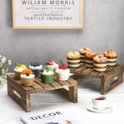 Ρουστικό καφέ καμένο κέικ ξύλου ξύλινο επιδόρπιο μπουφέ