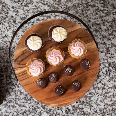 Ως αίτημά σας 2 Tier ξύλινη σερβίρισμα δίσκο με μεταλλικό κάλυμμα τούρτα επιδόρπιο οθόνη