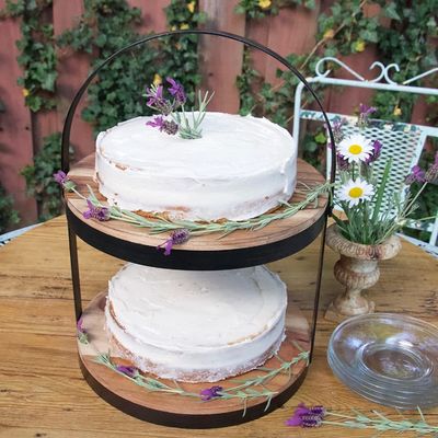 Ως αίτημά σας 2 Tier ξύλινη σερβίρισμα δίσκο με μεταλλικό κάλυμμα τούρτα επιδόρπιο οθόνη