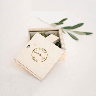 Μικρό τετράγωνο ξύλινο σκαλισμένο κουτί συσκευασίας με συρόμενο καπάκι Περιβαλλοντικό και κομψό σχεδιασμό