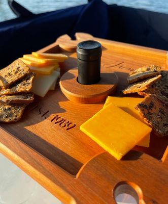 Προσαρμοσμένο λογότυπο κρατητήρα κρασιού τροφή σερβίροντας δίσκο με όρθιο τύπο μπουκάλι κρασιού Caddy