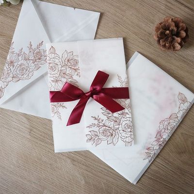 Φυτικές περγαμηνές με Laser Cut, προσκλήσεις γάμου με ροζ μοτίβο και θερμική σφραγίδα