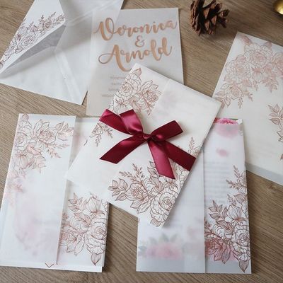 Φυτικές περγαμηνές με Laser Cut, προσκλήσεις γάμου με ροζ μοτίβο και θερμική σφραγίδα