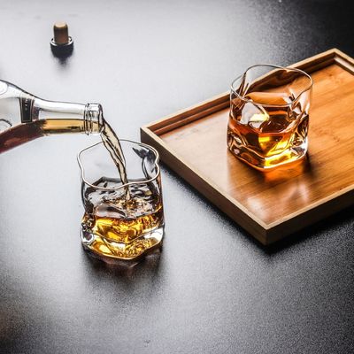 Κρυστάλλινο ποτήρι κρασιού από γυαλί ουίσκι με στραμμένες γραμμές Προσαρμοσμένο λογότυπο και πολλαπλές επιλογές χρωμάτων