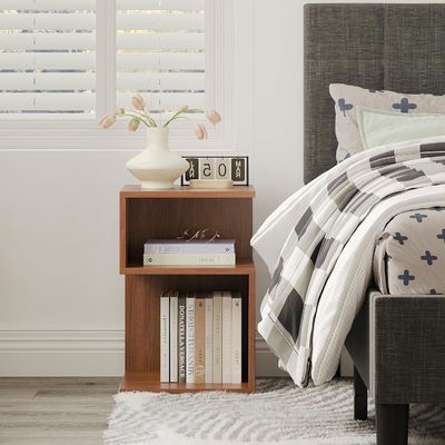 Μικροί χώροι Έπιπλα υπνοδωματίου Μινιμαλιστικό Τρίτο επίπεδο Τελικό τραπέζι με ανοιχτό αποθηκευτικό τραπέζι δίπλα στο κρεβάτι