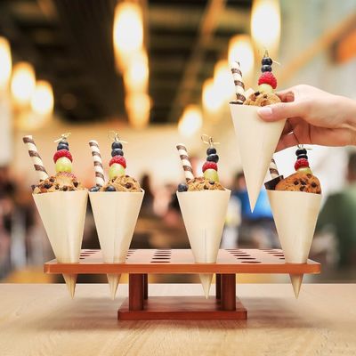 Κράτησης ξύλινου κώνου παγωτού σε απλό χρώμα για φορτηγά τροφίμων ή εκδηλώσεις τροφοδοσίας