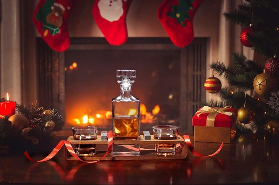 Προσαρμοσμένο αποστακτήρα ουίσκι με ξύλινο στέλεχος και ψυκτικές πέτρες για γιορτές.