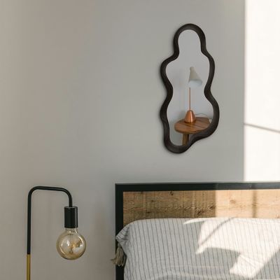 Όμορφη διακόσμηση σπιτιού Ακανόνιστος καθρέφτης τοίχου με μαύρο ξύλινο πλαίσιο και σύγχρονη διακόσμηση μπάνιου