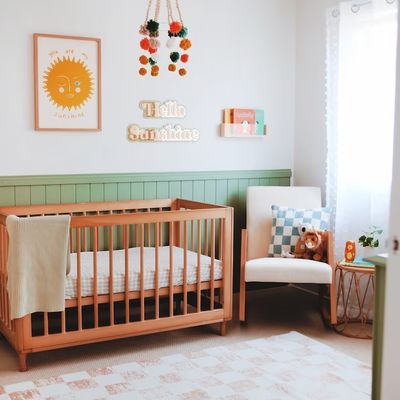 Εξοικονομήστε χώρο και προσθέστε στυλ στο βρεφικό δωμάτιο των παιδιών σας με το άκρυλο πλωτό τοίχο βιβλιοθήκης