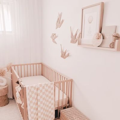 Εξοικονομήστε χώρο και προσθέστε στυλ στο βρεφικό δωμάτιο των παιδιών σας με το άκρυλο πλωτό τοίχο βιβλιοθήκης