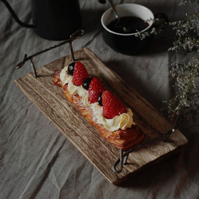 Ρουστικό φυσικό ξύλινο δίσκο με μεταλλικές λαβές OEM ODM αποδεκτό