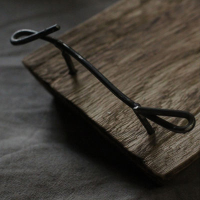 Ρουστικό φυσικό ξύλινο δίσκο με μεταλλικές λαβές OEM ODM αποδεκτό