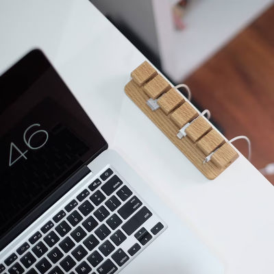 Τυπωμένο ξύλινο καλώδιο και οργανωτής φορτιστών για τετράγωνο φορτιστή τραπεζιού