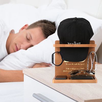 Ξύλινο απλό χρώμα καπέλο οθόνη στέκεται για τον οργανωτή του γραφείου στο σπίτι και τα δώρα γενεθλίων του μπαμπά