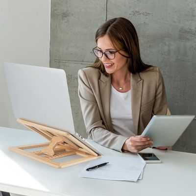 Προσαρμοσμένο λογότυπο αναδιπλούμενο ξύλινο φορητό υπολογιστή ανεβάστρα ρυθμιζόμενο σταθμό υπολογιστή