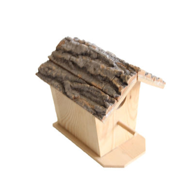 Εξωτερική διακόσμηση κήπου ξύλινο σπίτι πουλιών με τα πουλιά στο μυαλό και αναπνευστικά υλικά