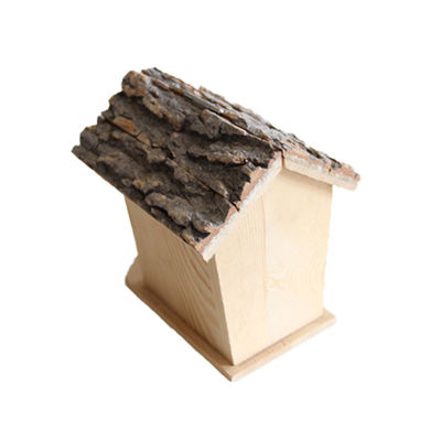 Εξωτερική διακόσμηση κήπου ξύλινο σπίτι πουλιών με τα πουλιά στο μυαλό και αναπνευστικά υλικά