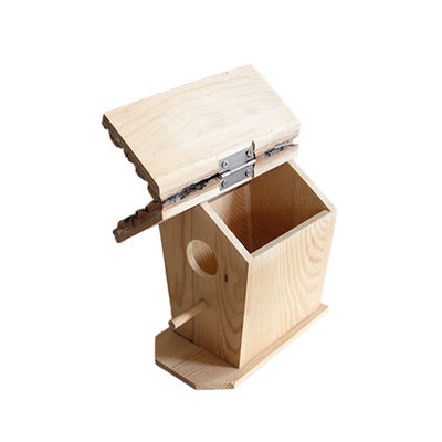 Εξωτερική διακόσμηση κήπου ξύλινο σπίτι πουλιών με τα πουλιά στο μυαλό και αναπνευστικά υλικά