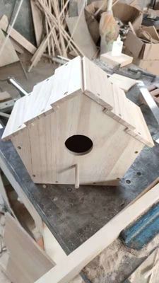 Προσαρμοσμένο λογότυπο Αποδεκτό ξύλινο τροφοδοτικό πουλιών για τη διατροφή άγριων πτηνών σε διακοσμητική μπογιά