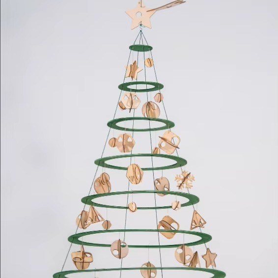 Δημιουργήστε μια εορταστική ατμόσφαιρα με το ξύλινο χριστουγεννιάτικο δέντρο Alberello