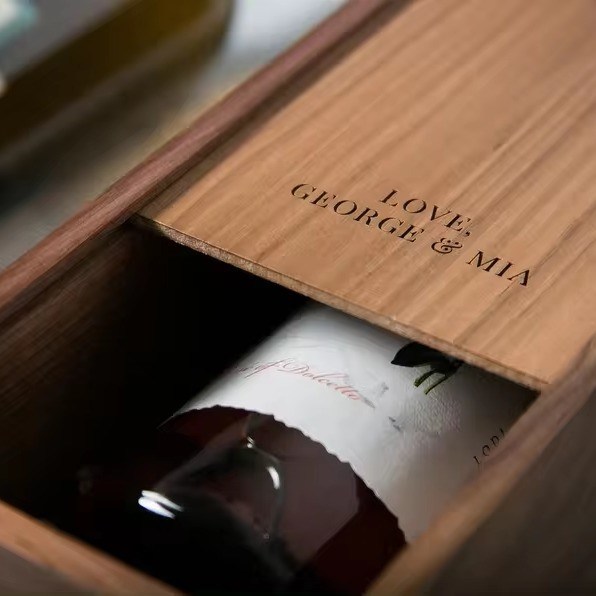 Κουτί σαμπάνιας από πεύκο για αρραβώνες και γάμους 35x11x11cm