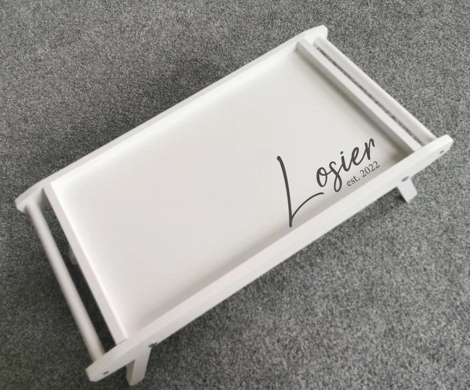 Τετράγωνο πρωινό σε τραπέζι κρεβατιού με αναδιπλούμενα πόδια εξοικονομεί χώρο και απολαμβάνει εξατομικευμένα σνακ