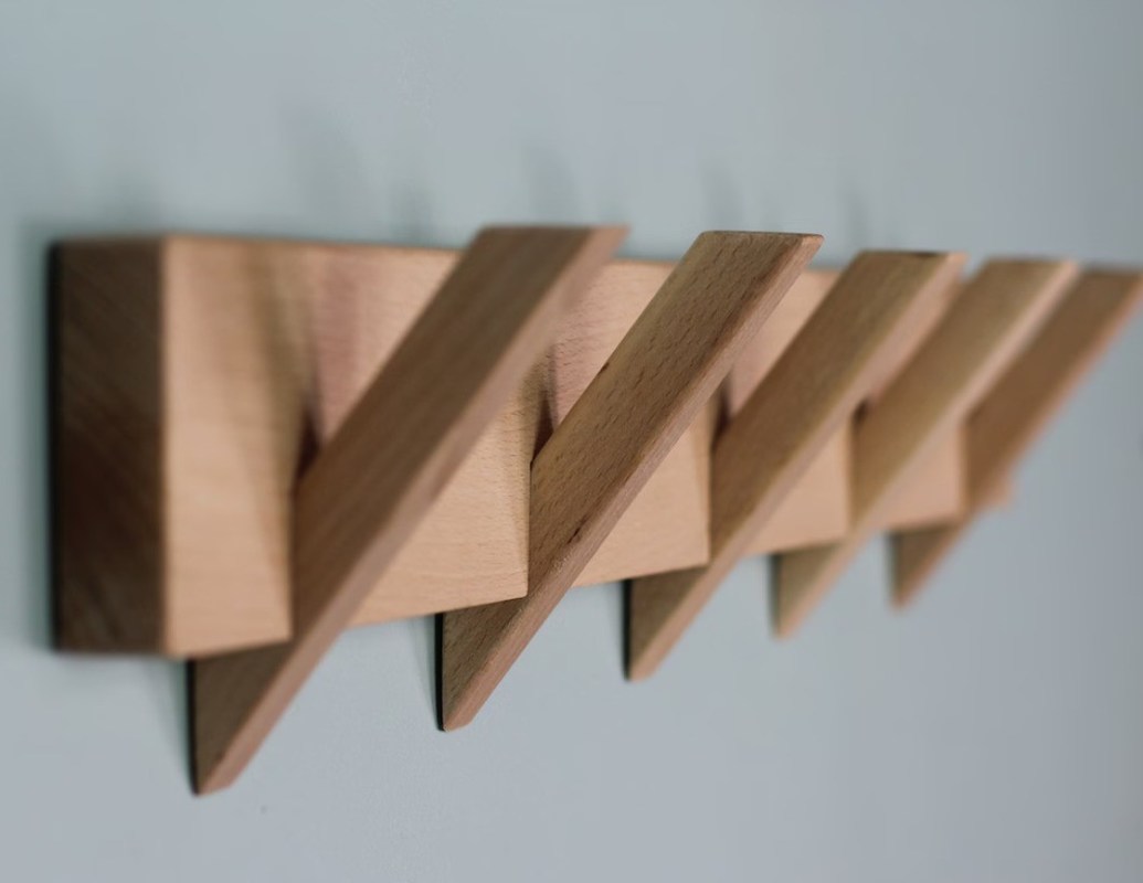 Στυλάτη και βιώσιμη οργάνωση του μπάνιου με αυτό το ξύλινο ράφι για παλτό