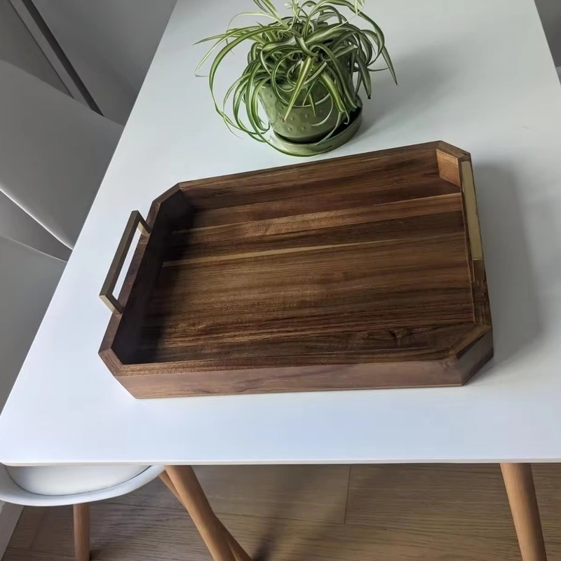 Κουζίνα Εστιατόριο ξύλινο δίσκο με χρυσό γυαλισμένο μεταλλικό χερούλι καρύδι