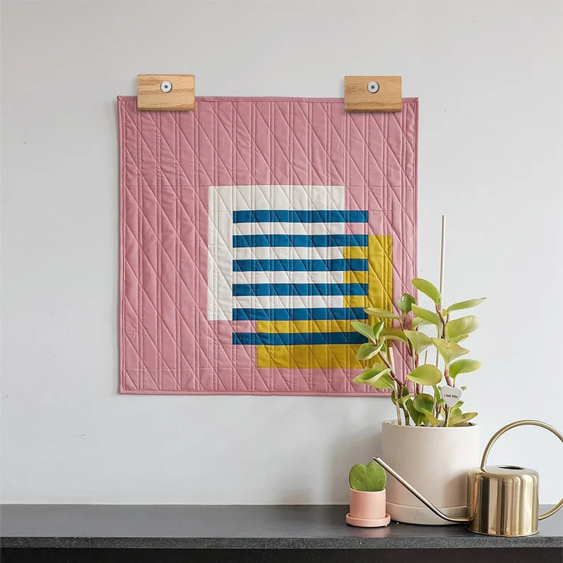 Πολυσχιδής κλωστοϋφαντουργικός κρεμάλας τέχνης από ίνες κατάλληλος για διάφορα είδη ένδυσης και διακόσμησης σπιτιού