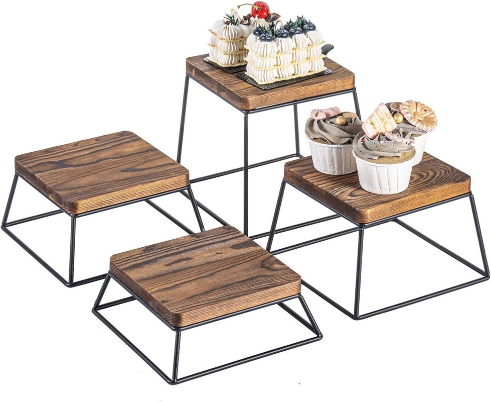 Μεγάλη ποσότητα καμένο ξύλο μαύρο μεταλλικό σύρμα τετραγωνική οθόνη τροφίμων ξύλινα περίπτερα πίτσα