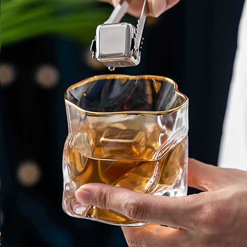 Κρυστάλλινο ποτήρι κρασιού από γυαλί ουίσκι με στραμμένες γραμμές Προσαρμοσμένο λογότυπο και πολλαπλές επιλογές χρωμάτων